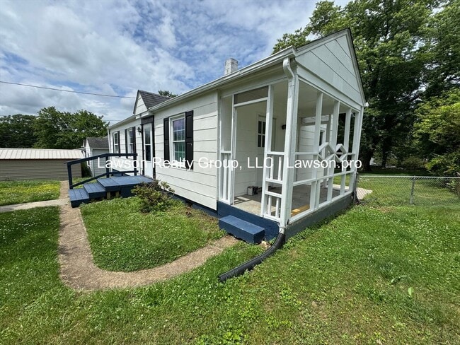 Building Photo - Affordable & Updated Three Bedroom in Salem!