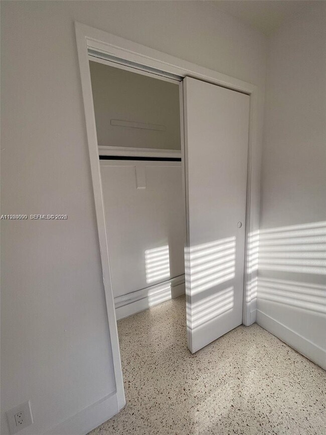 Building Photo - 514 NE 4th Ave