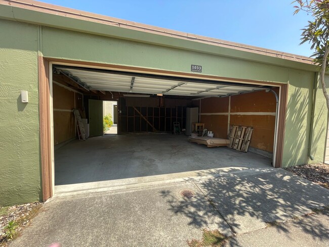 Building Photo - 1033 Fontana Dr