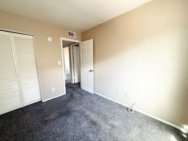 Building Photo - 5244 W Lynwood St