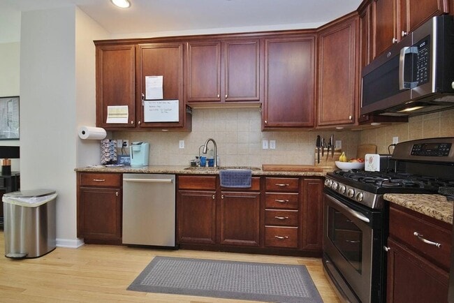 Building Photo - 836 Huntington Dr
