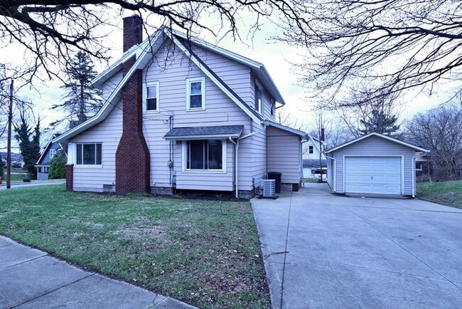 Building Photo - 165 Colony Crescent