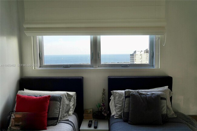 Building Photo - 1300 Brickell Bay Dr