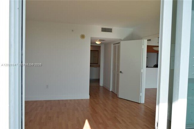 Building Photo - 1800 N Bayshore Dr