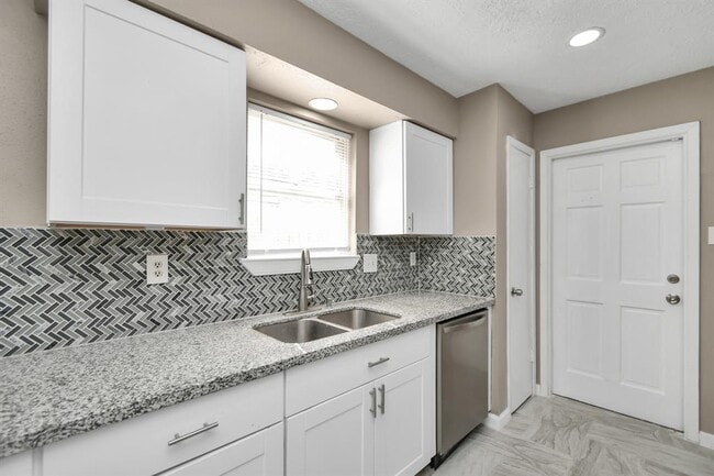 Building Photo - 13734 Cologne Dr