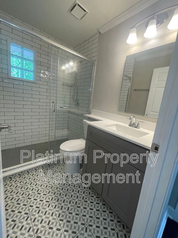 Building Photo - 3485 Maplehurst Dr