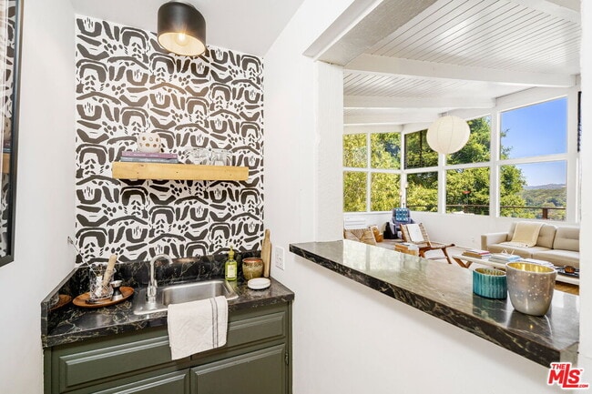 Building Photo - 19783 Valley View Dr