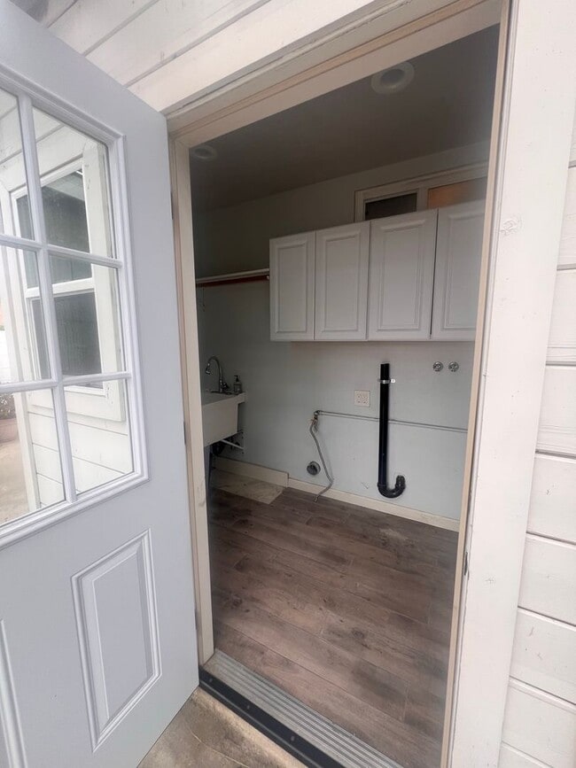 Building Photo - Beautiful 3 Bed / 2 Bath Home with Detached Bonus Space