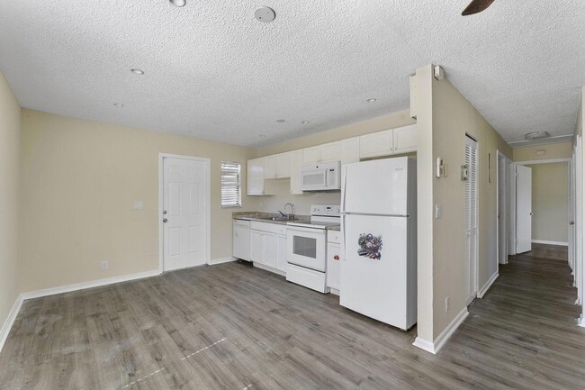 Building Photo - 1340 W 35th St