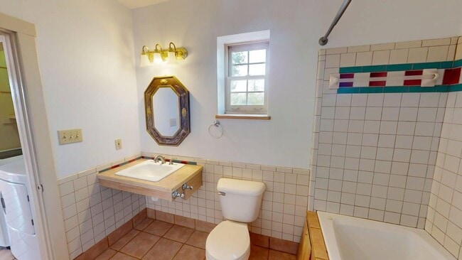Building Photo - Light and bright 2 bedroom central location