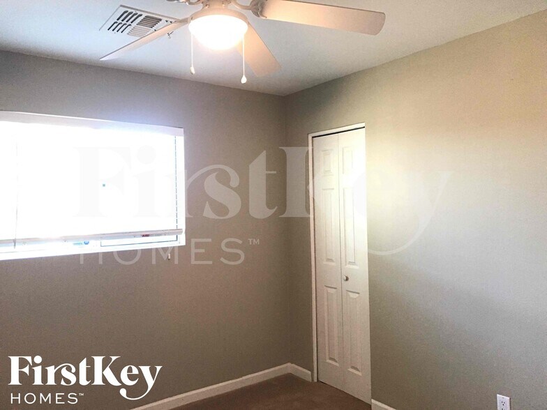 Building Photo - 8802 N 35th Dr