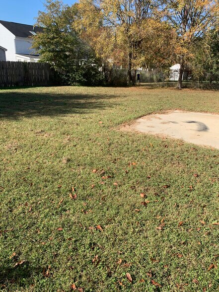 Level and spacious rear yard. - 5516 Bellcamp Ct