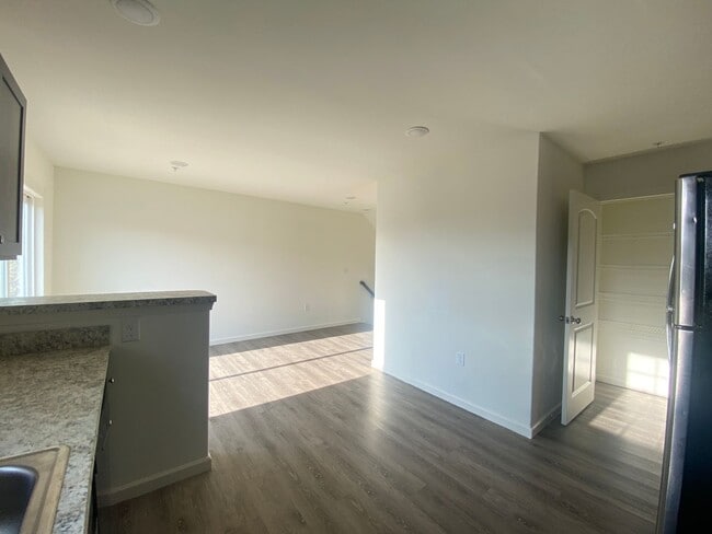 Building Photo - Beautiful 3 Bedroom, 2.5 Bath Townhome in Dallastown Schools!