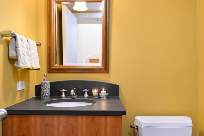 Building Photo - 2317 N Greenview Ave