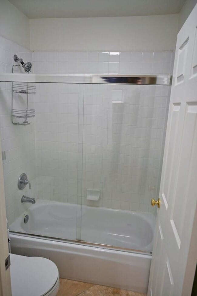 Building Photo - Gorgeous 5 bd 3 ba Corner Lot Home Newhall