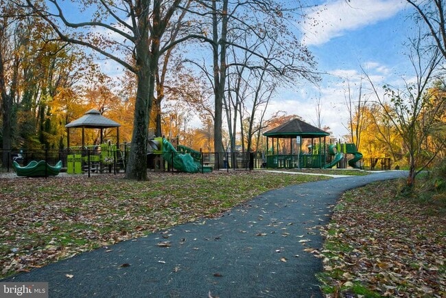 Building Photo - 1305 Sylvan Dr