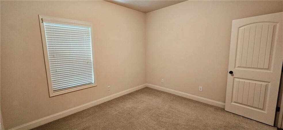 Building Photo - 3265 Carrick Rd