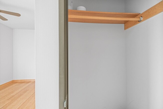 Building Photo - Spacious 2-Bed 2-Bath Condo in Minneapolis!