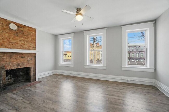 Building Photo - 107 W Elder St