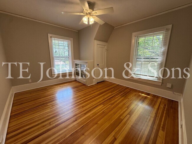 Building Photo - 817 S Hawthorne Rd