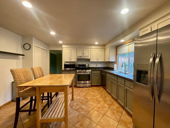 Building Photo - 4 bedroom, 2.5 Bath House in Mukilteo, $3995 per month