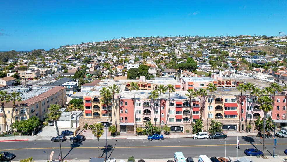 Building Photo - 840 Turquoise St