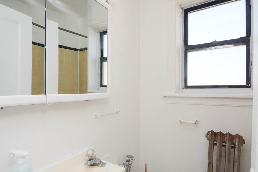 Building Photo - 714 W Belmont Ave