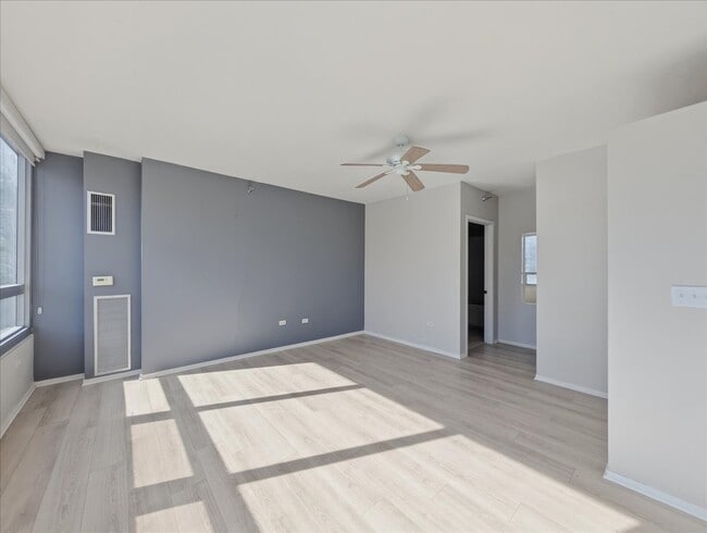 Building Photo - 701 S Wells St