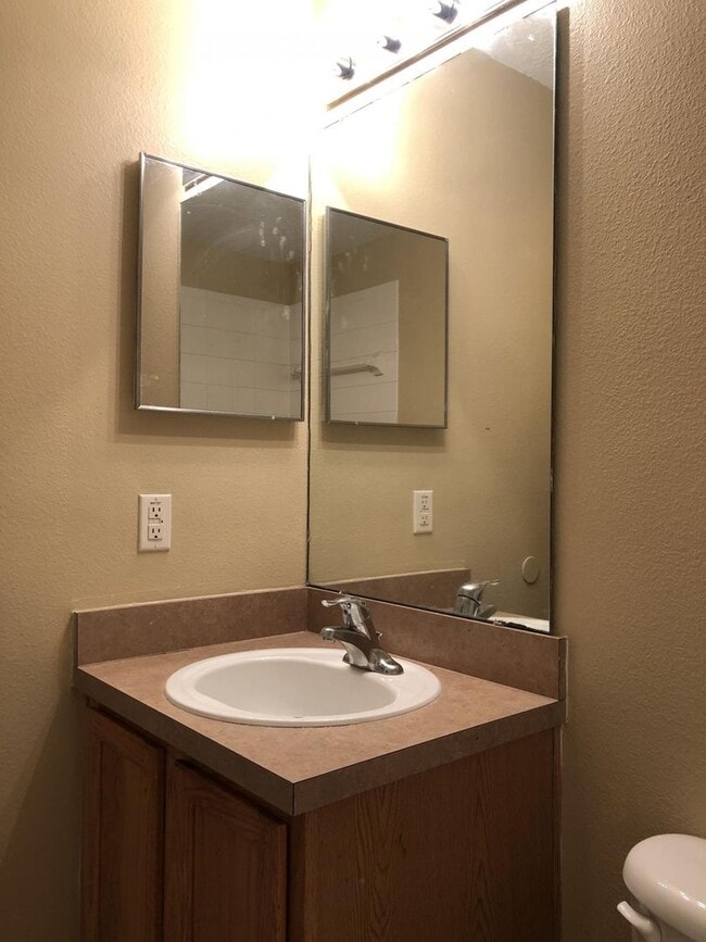 Building Photo - Beautiful Home