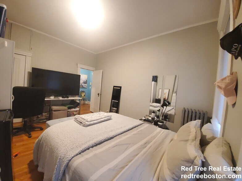 Building Photo - 76 Strathmore Rd