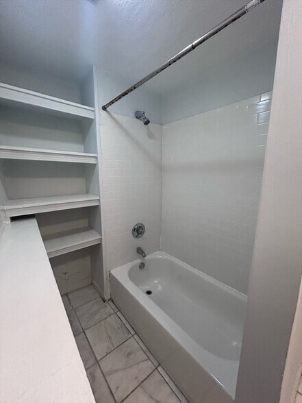 Building Photo - 506 E Broadway