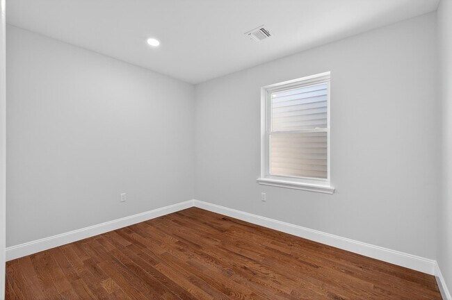 Building Photo - 40 E 5th St