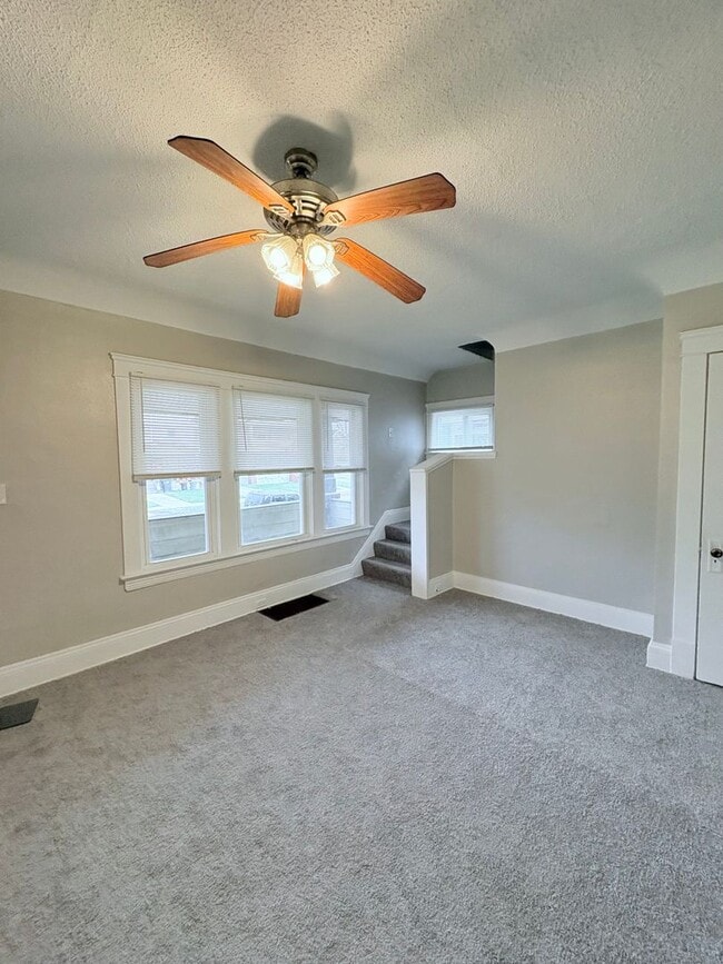 Building Photo - Charming 4-bedroom, 1-bathroom home located in the vibrant city of Cleveland