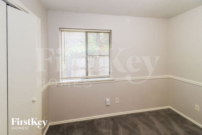 Building Photo - 3200 Creekwood Ln