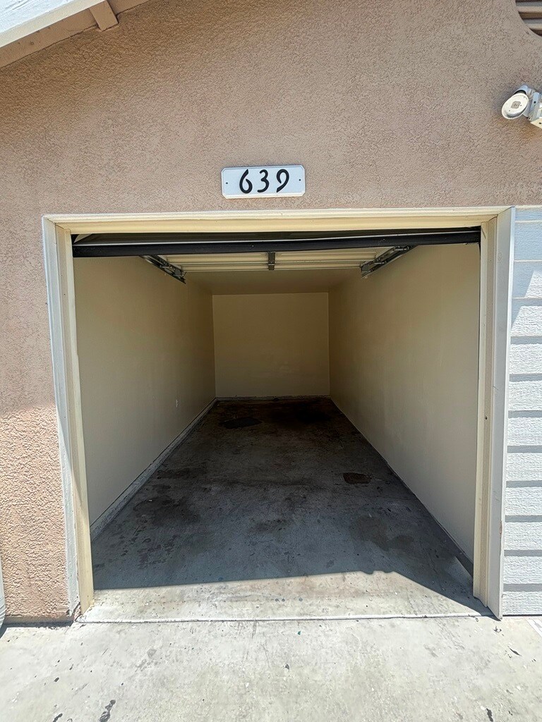 Building Photo - 639 E 87th Pl