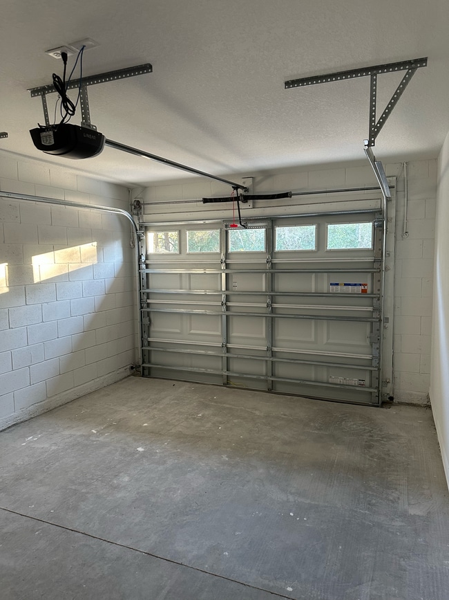 Building Photo - Royal