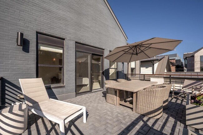 Building Photo - 598 Lathrop St