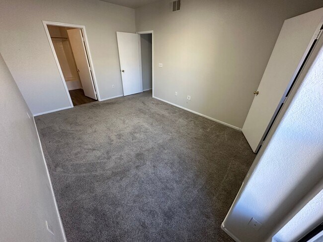 Building Photo - CUTE UPSTAIRS CONDO UNIT , LOCATED IN A GATED COMMUNITY 2 BEDROOM / 2 FULL BATH