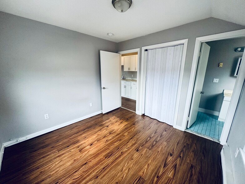 Building Photo - 420 Wellington Ave