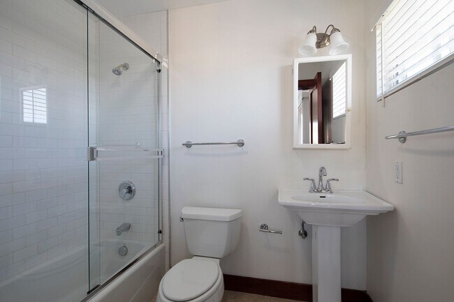 Building Photo - Gorgeous 2 Bed/2 Bath Point Loma Apartment - Views, W/D, Open Concept & More!