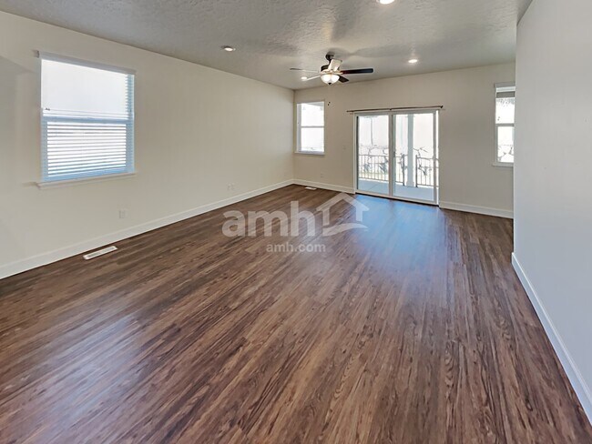 Building Photo - 3055 E N Vlg Dr
