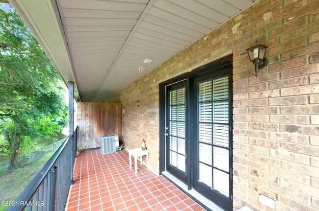 Building Photo - 112 Hillside Dr