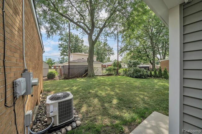 Building Photo - 229 Redwood Dr