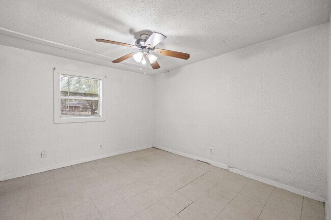 Building Photo - Spacious single story 2 bedroom 1 bath Ava...