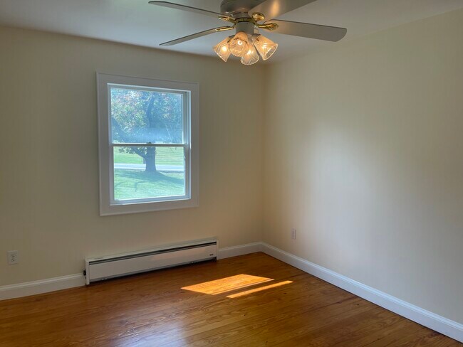 Building Photo - 184 Pine Island Tpke