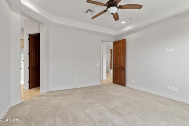 Building Photo - 5559 E El Sendero Dr