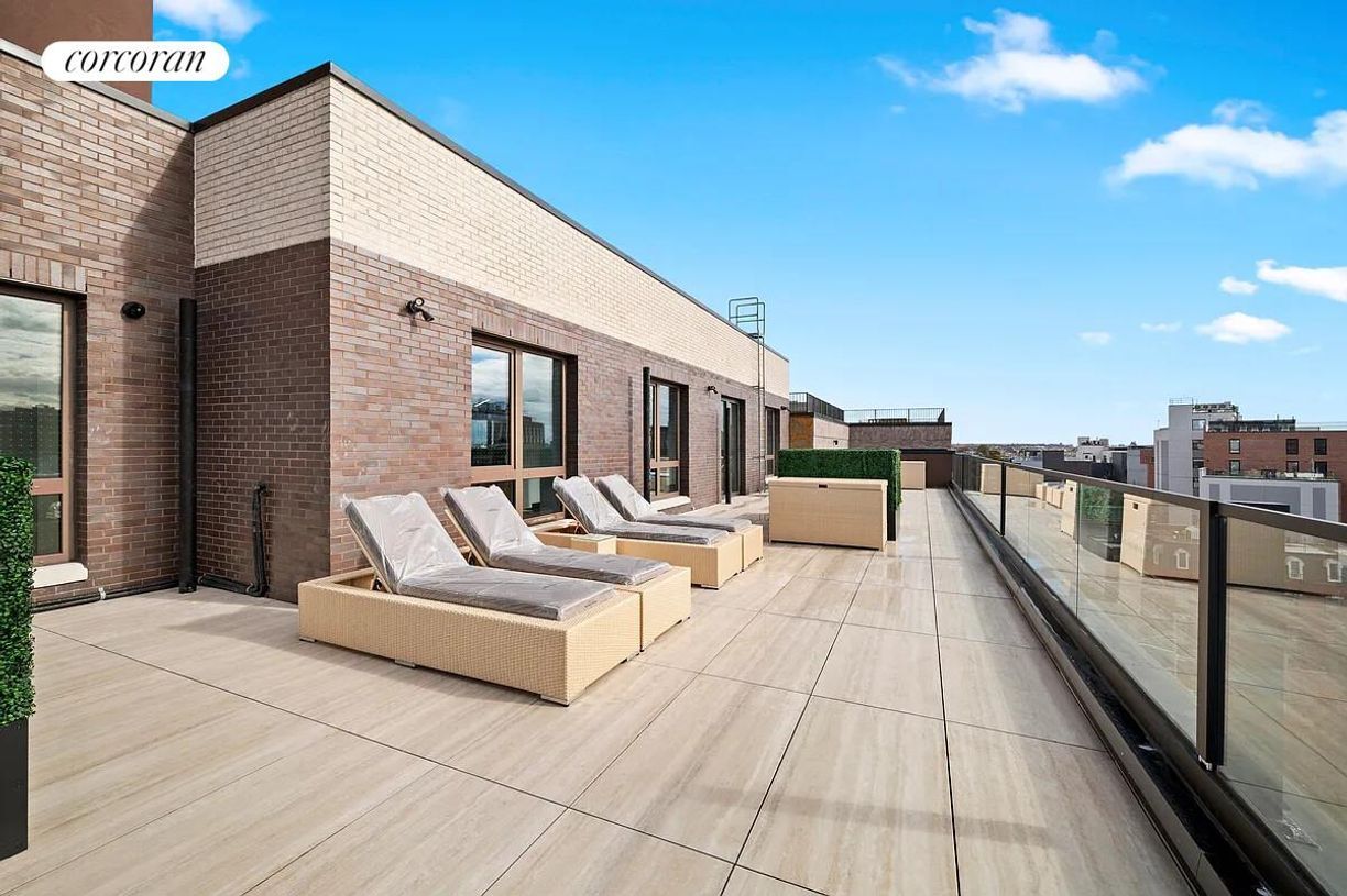 Building Photo - 1 Putnam Ave