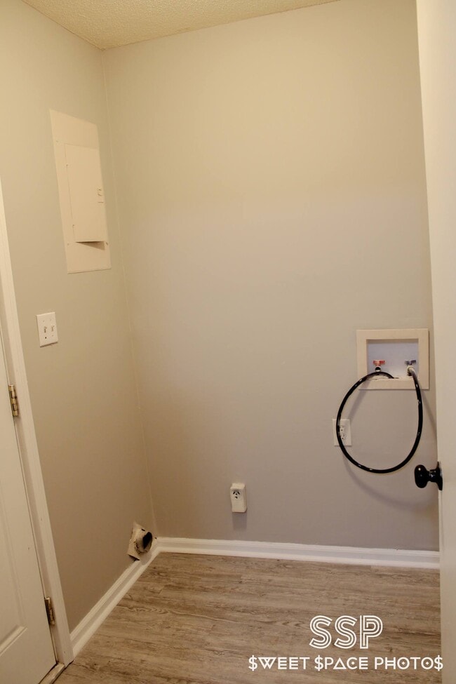 Building Photo - Travis