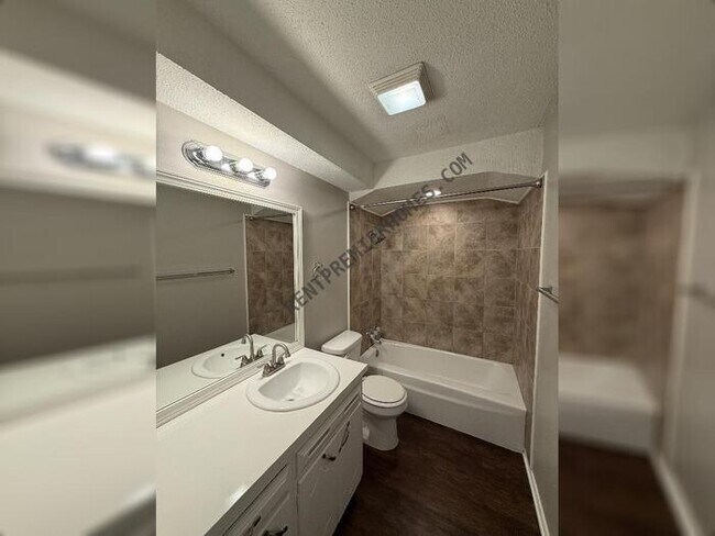 Building Photo - 3938 SE 14th Pl