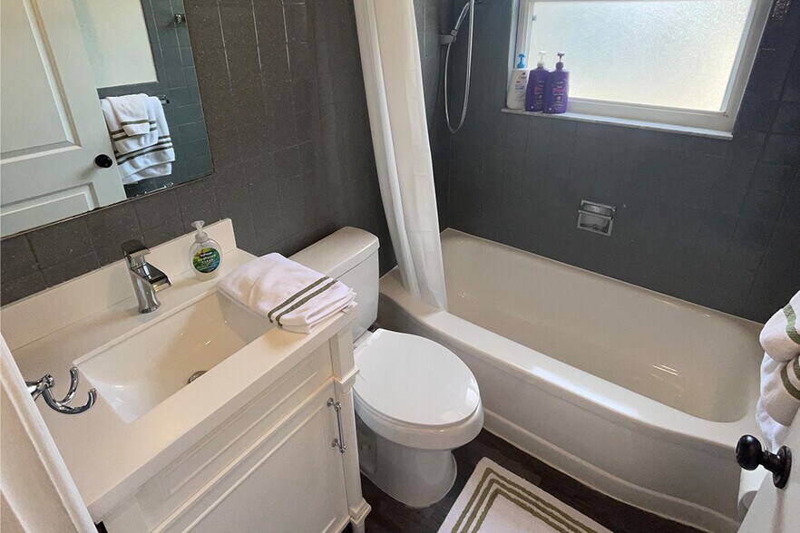 Building Photo - 4520 Burlington Ave N